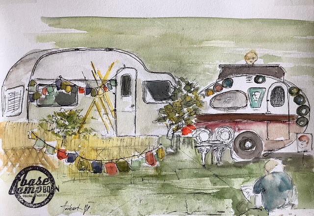 Herbert - schön gesessen, inmitten von bunten Wohnwagen